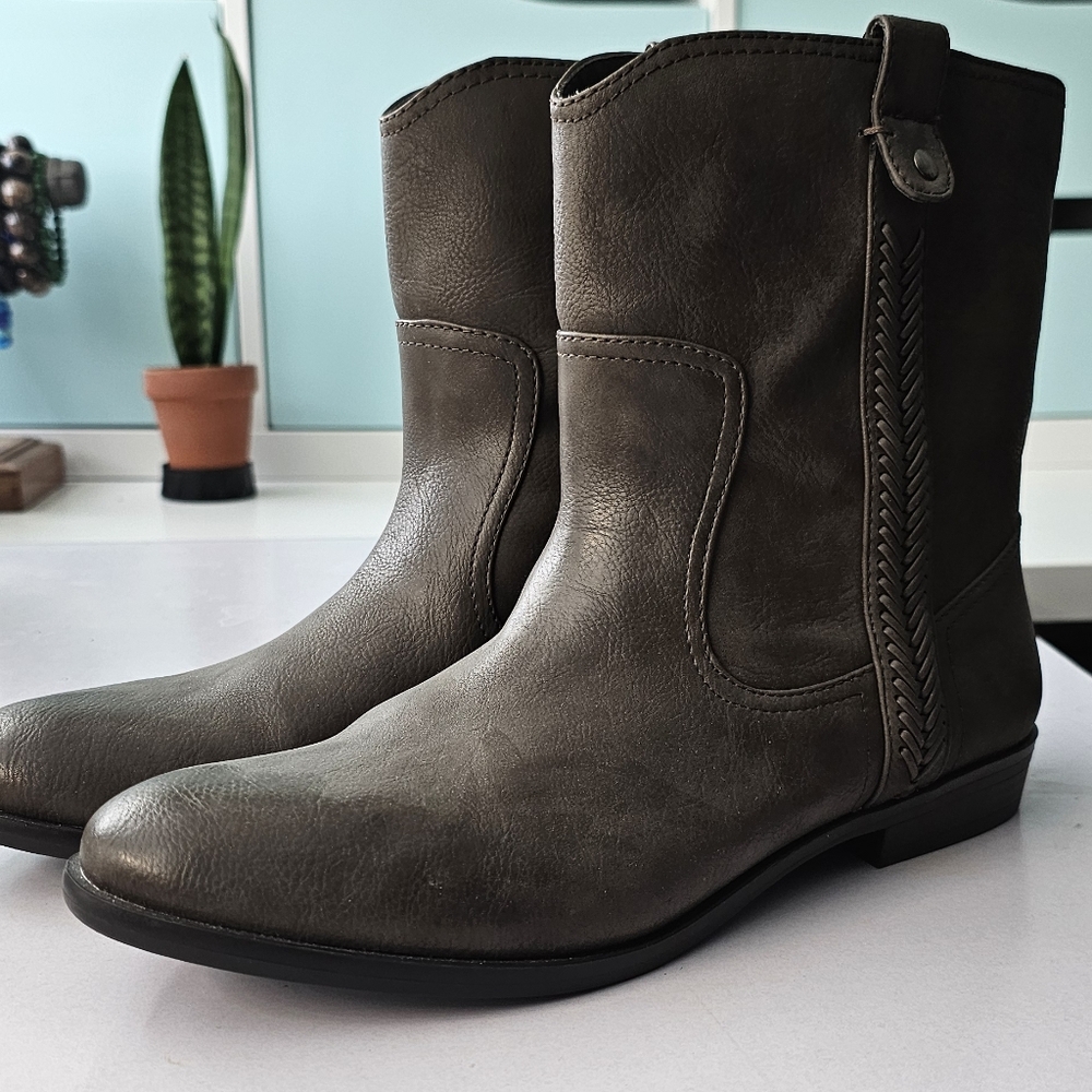 Women's Boots Sz 9